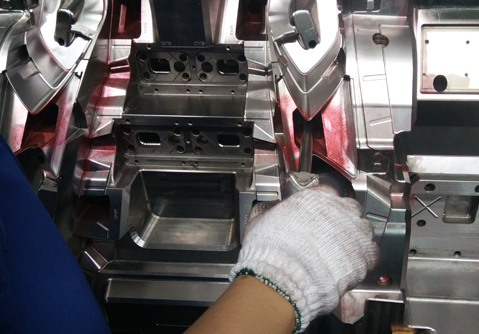 Centrándose en la interacción del 'lenguaje de la luz' y la iluminación inteligente, uniendo fuerzas para abordar los desafíos de los moldes multicolores ultragrandes y la tecnología de óptica dinámica